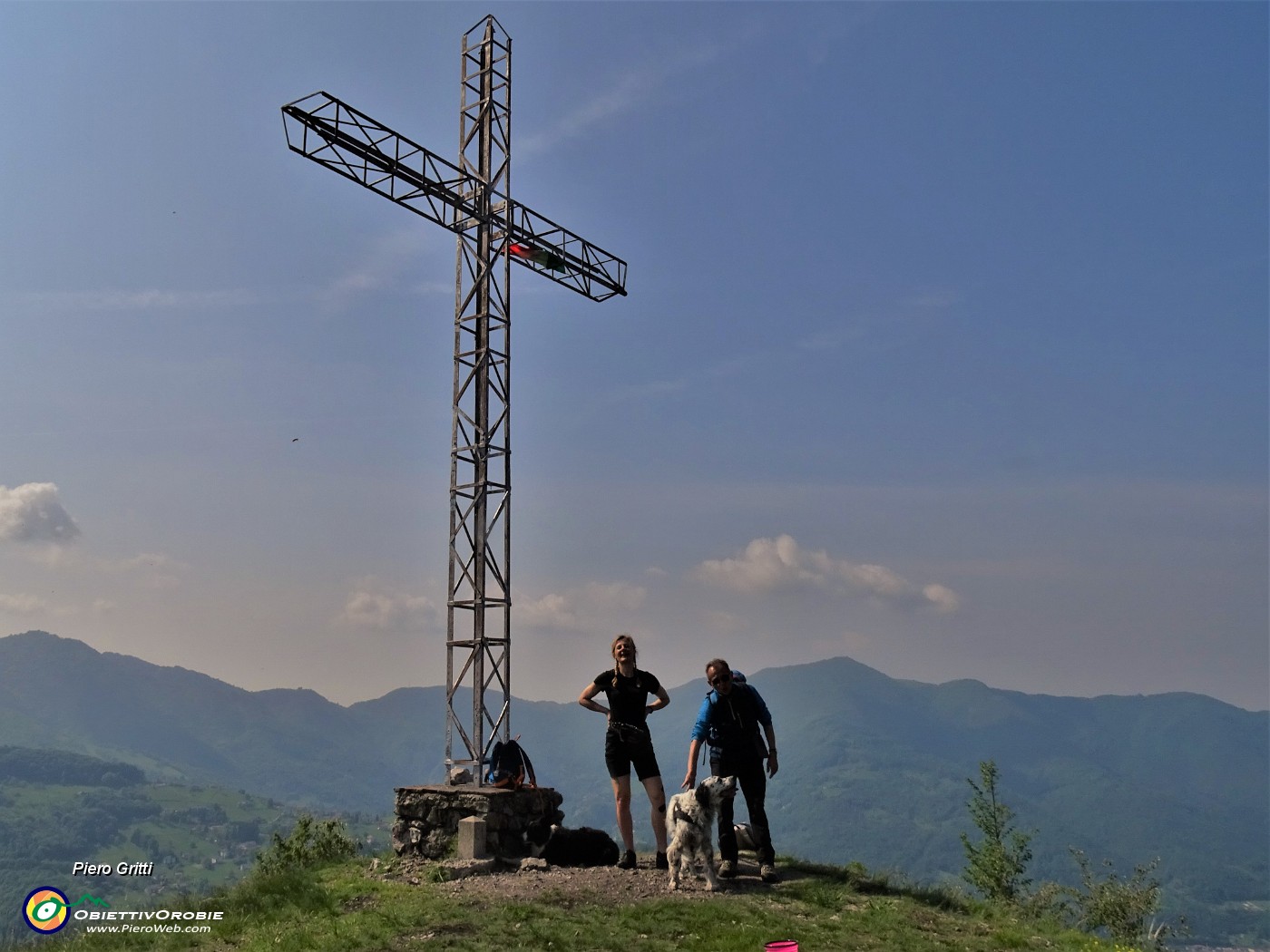 38 Alla croce di vetta del Pizzo di Spino (954 m) con vista verso il Canto Alto alle spalle.JPG